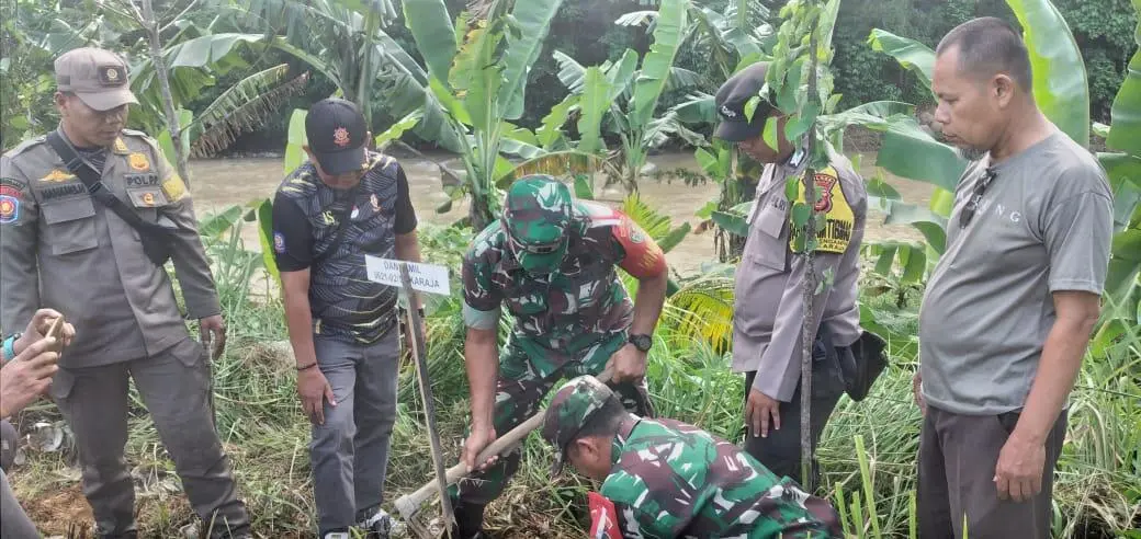Cegah Erosi Tanah Koramil 0621-02/Sukaraja Gandeng Warga Lakukan Penghijauan dengan Penanaman Pohon