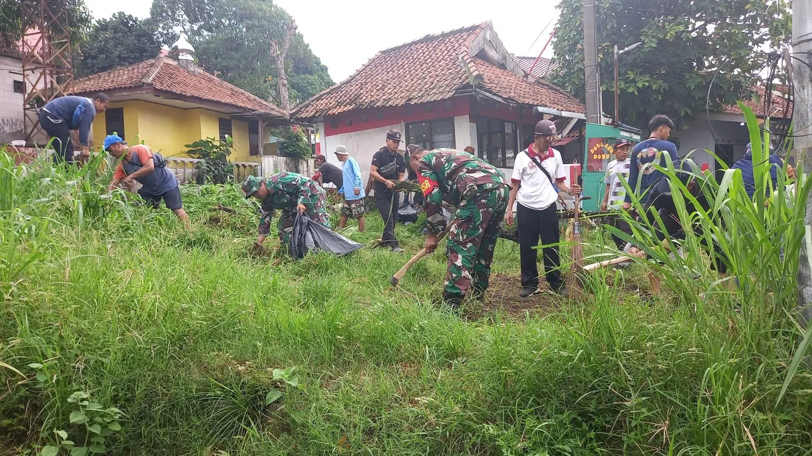 Koramil 0601/Bogor Tengah Lakukan Pembersihan Sodetan Kali Cidempit