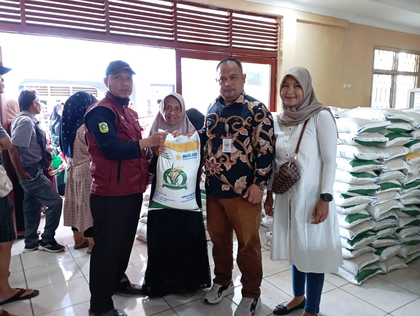 Ratusan Penerima Bantuan Pangan Beras Padati Kantor Desa Cibanon