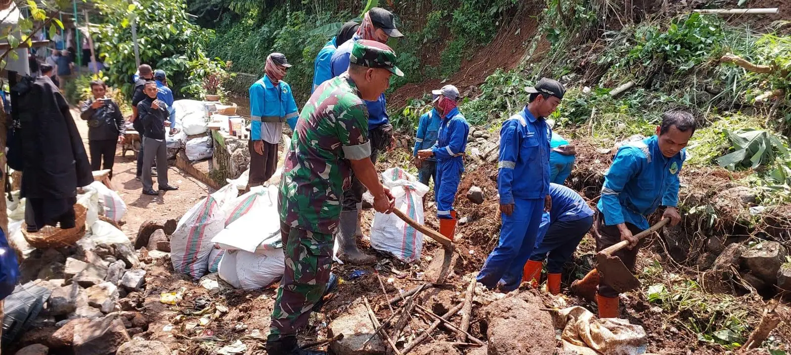 Koramil 0605/Bogor Utara Bersihkan Sungai Cibagolo Pasca Terjadinya Longsor