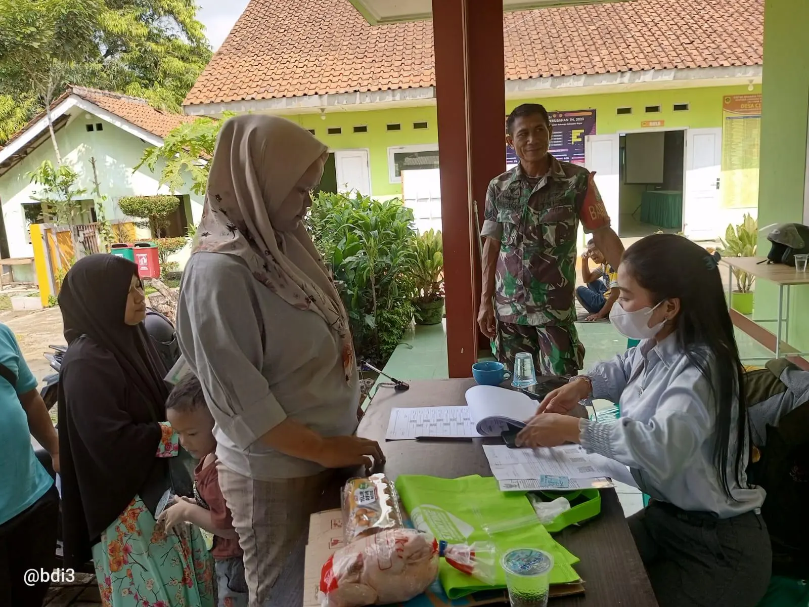 Ratusan Warga Penerima Bantuan Sosial Datangi Kantor Desa, Babinsa Lakukan Pengamanan