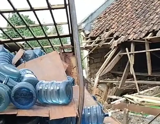 Pemilik Rumah Tertabrak Mobil Pengangkut Air Mineral di Desa Ciadeg Tuntut Pertanggungjawaban