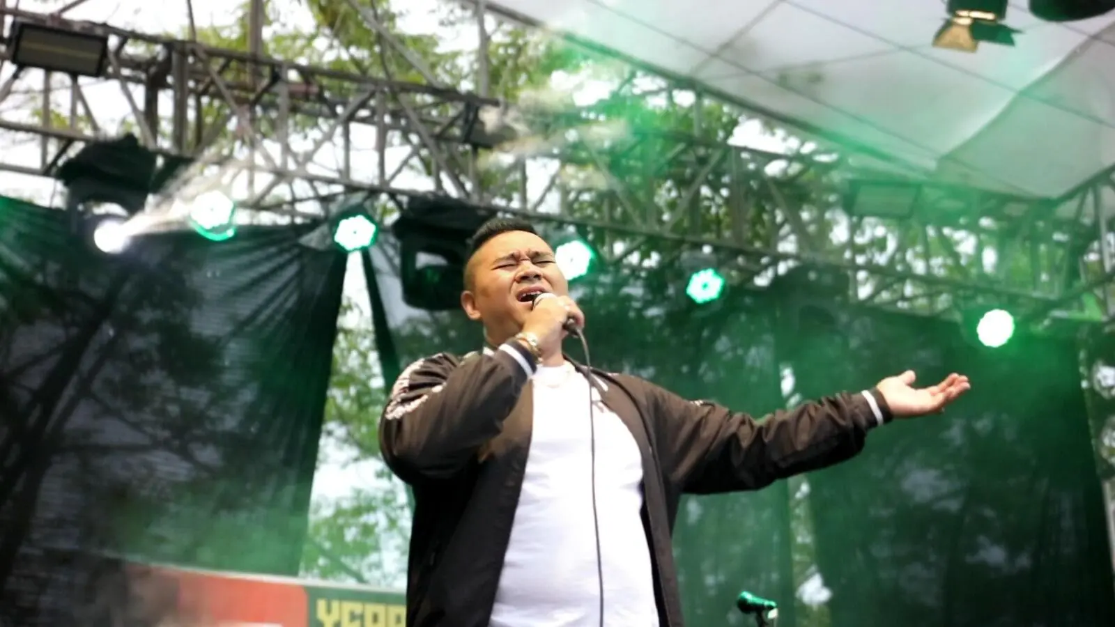 Tampil di Event JakCloth Year End Sale 2023, Penyanyi Solois Jo Andi Pukau Warga Tegal