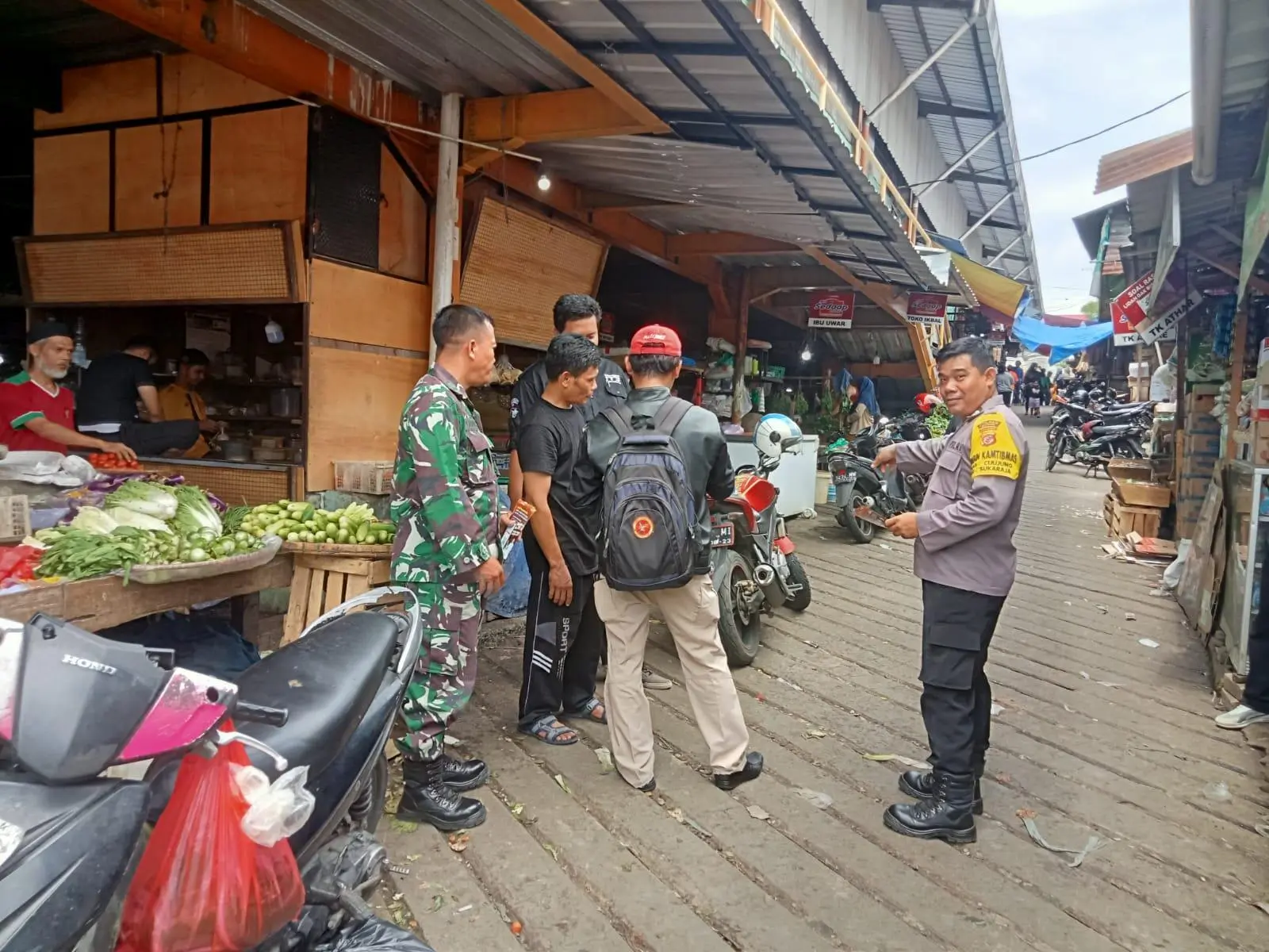 Petugas Kawal KPUD Sosialisasi Pemilu di Pasar Ciluar