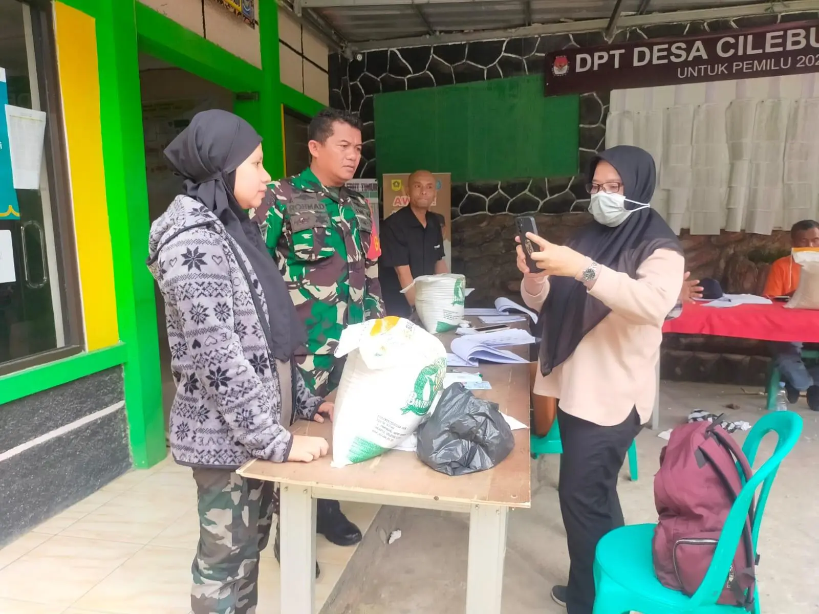 Petugas Kawal Penyaluran Bantuan Pangan Desa Cilebut Timur