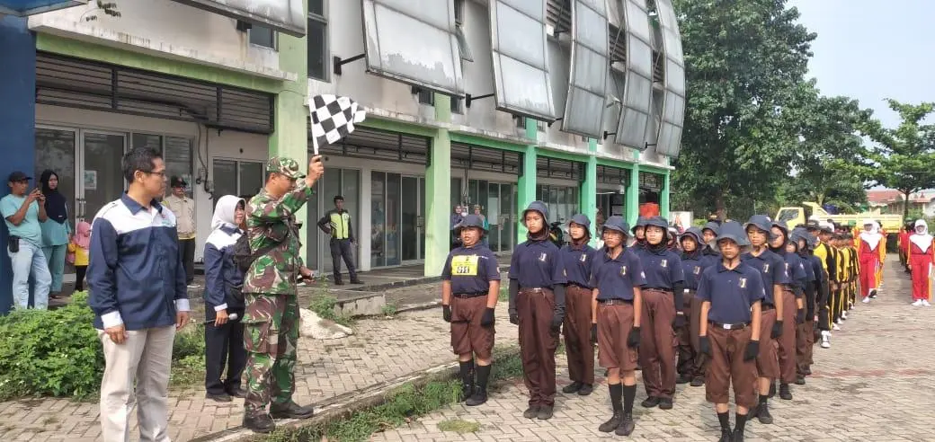 Petugas Lakukan Pengamanan Lomba Gerak Jalan Peringatan Hari Pahlawan