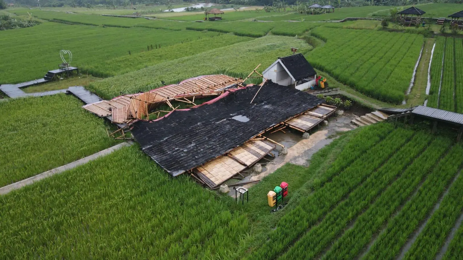 Bale Riung di Kampung Tematik Ambruk Disapu Angin