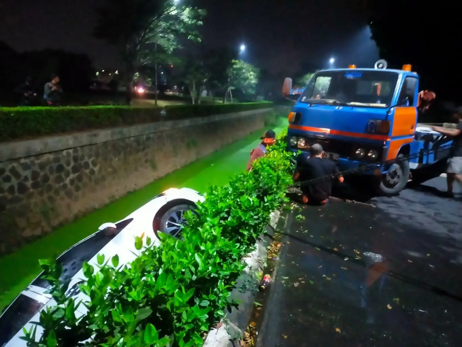 Mobil Masuk Kedalam Sebuah Saluran Air di Cileungsi Bogor