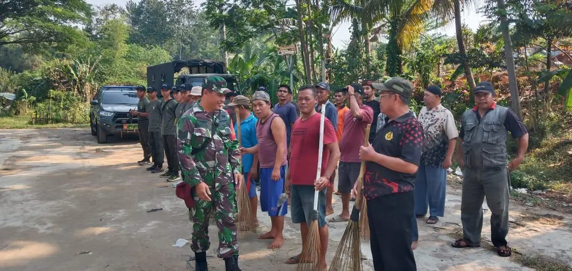 Karya Bakti Koramil Sukaraja bersama Warga Bersihkan Pemakaman Umum