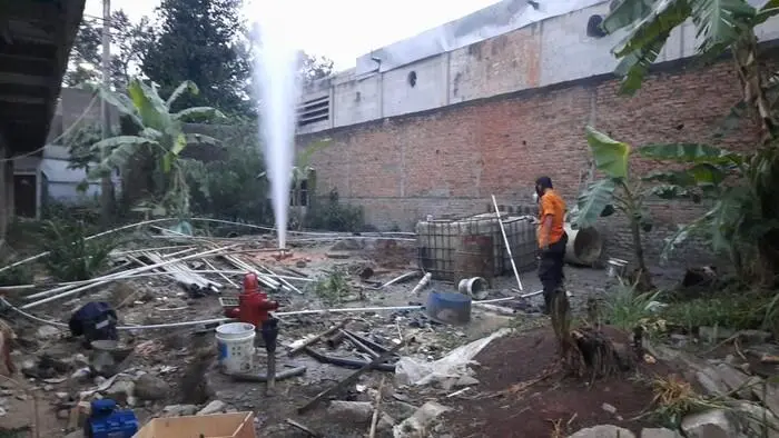 52 Jiwa Penghuni Kontrakan diungsikan Akibat adanya Semburan Gas dan Air