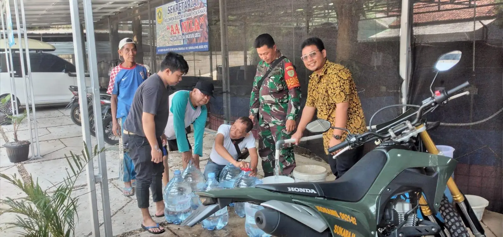 Pemerintah Desa Bersama Petugas Kawal Penyaluran Air Bersih Warga Cimandala