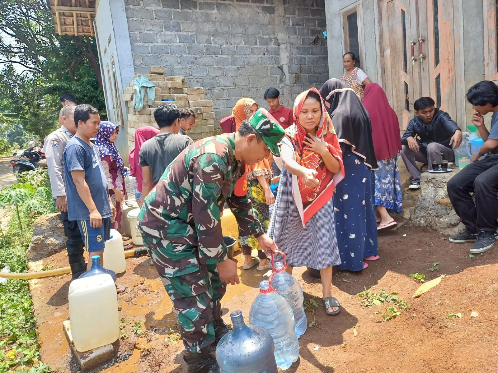 Penyaluran Air Bersih Bantuan Pemuda Indonesia Center Bagi Warga Desa yang Kekeringan