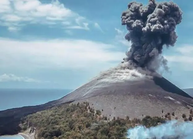 Gunung Anak Krakatau di Perairan Selat Sunda Lampung Selatan Erupsi