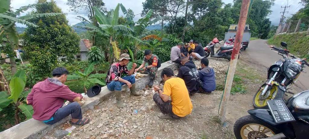 Bersama Warga, Babinsa Sinergi Bersihkan Lingkungan