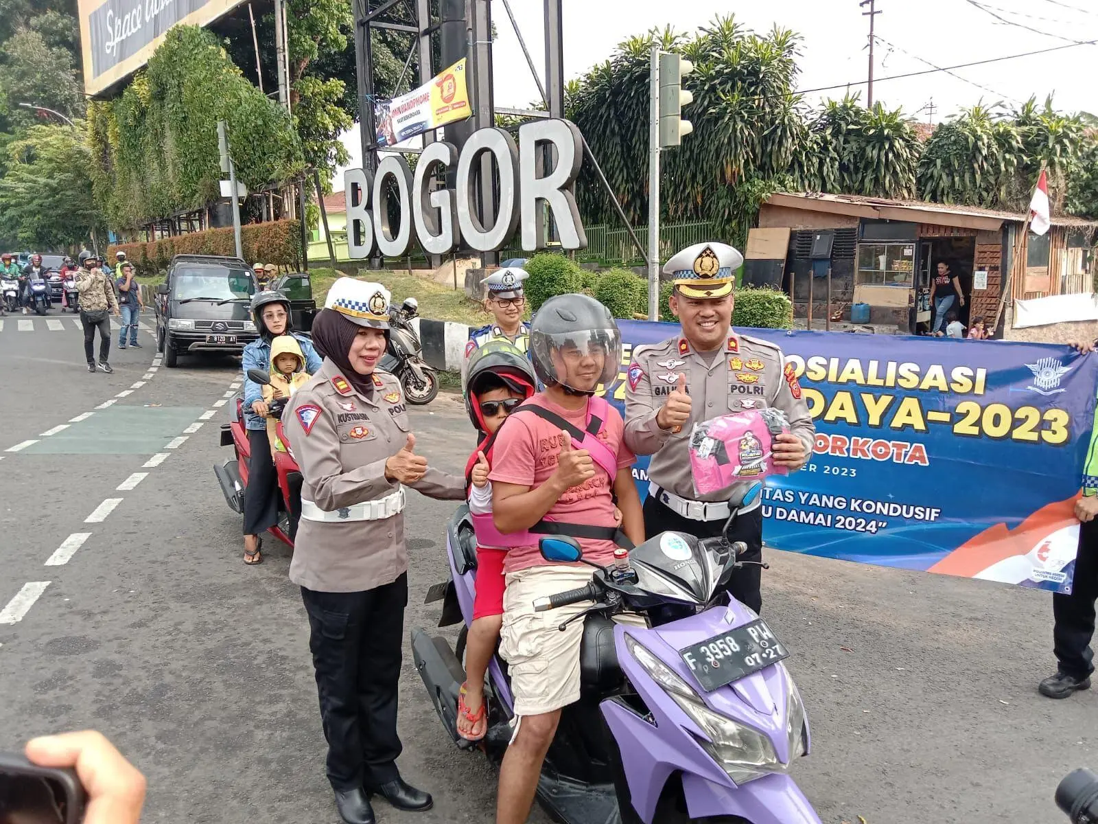 Satlantas Polresta Bogor Kota Bagikan Sabuk Keselamatan Kepada Anak Saat Dibonceng Orangtuanya
