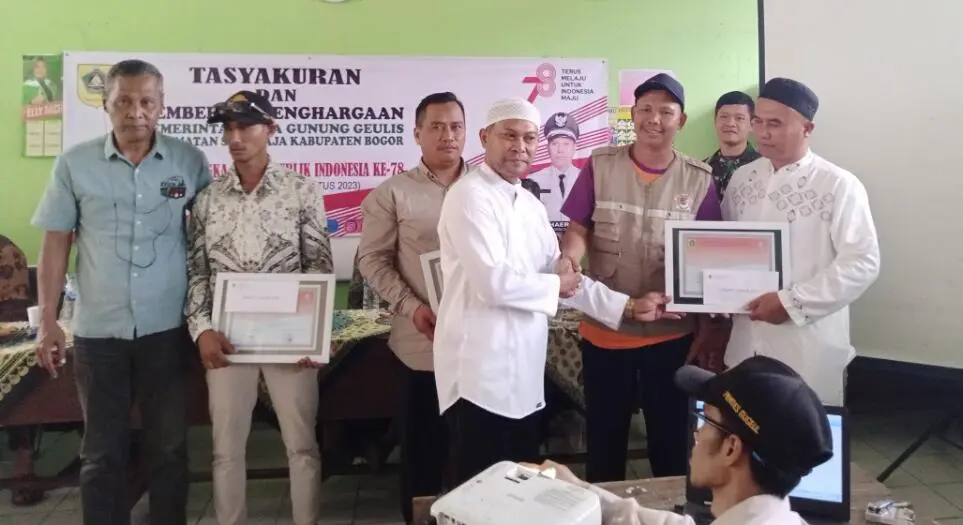 RT di Desa Gunung Geulis Terima Penghargaan dalam Peringatan HUT RI