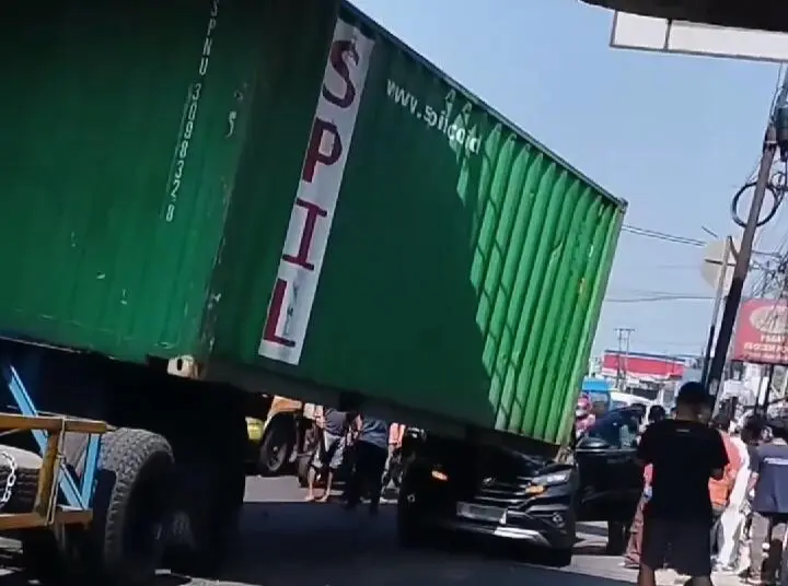 Satu Unit Truk Kontainer Nyangkut di Talang, Mobil Toyota Rush Jadi Korban