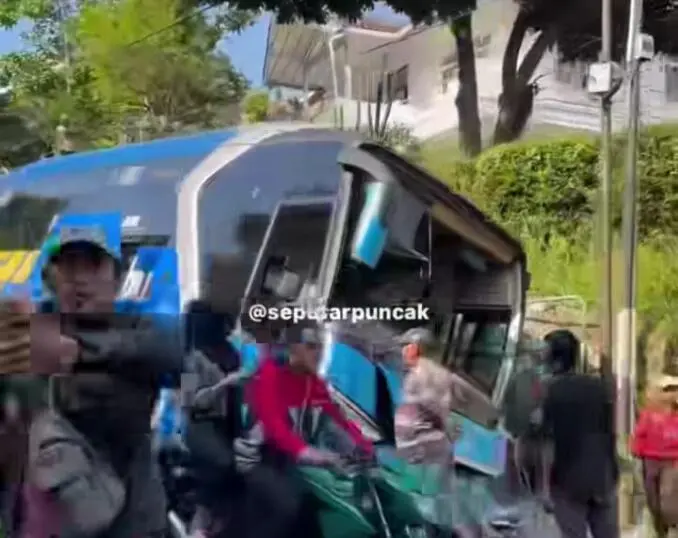 Diduga Rem Blong, Bis Doa Ibu Masuk Parit di Jalur Puncak