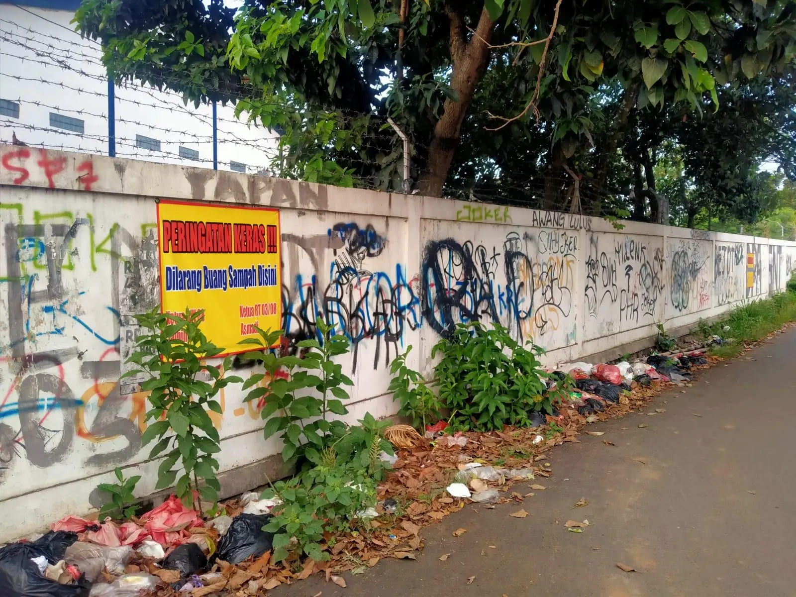 Tempat Pembuangan Sampah Liar di Rangkapan Jaya Depok Sebabkan Saluran Air Tersumbat