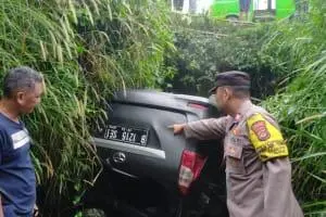 Satu Unit Avanza Hitam Terperosok ke Dalam Selokan