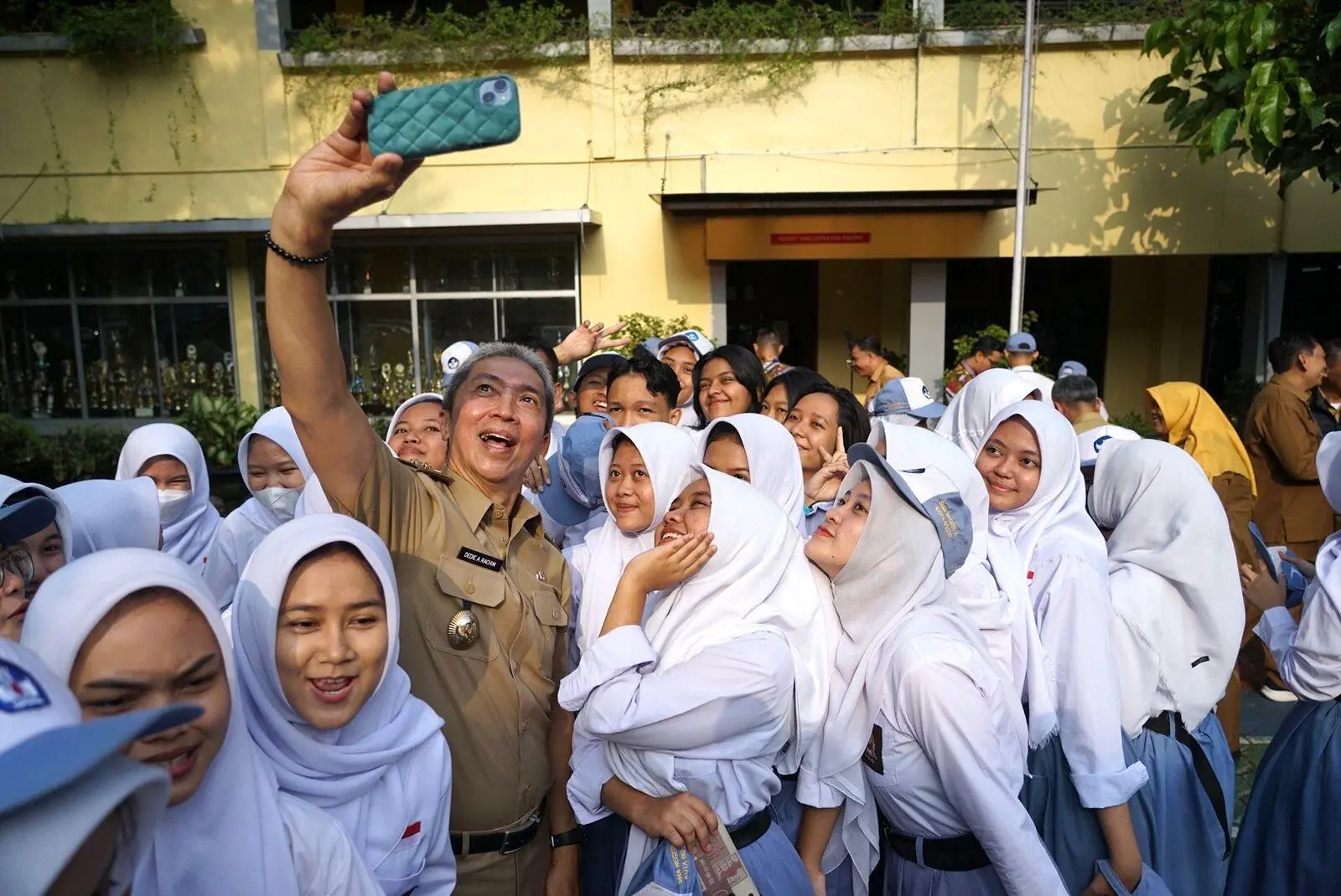 Jadi Pembina Upacara di SMAN 4, Dedie Rachim Sosialisasi E-KTP