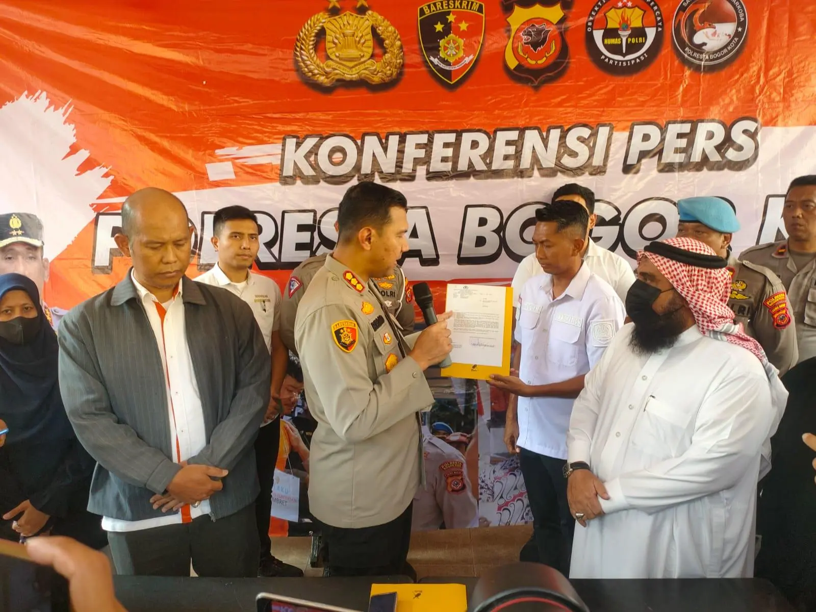Pria Asal Timur Tengah Ini Minta Maaf Sempat Halangi Ambulance Hingga Viral di Medsos