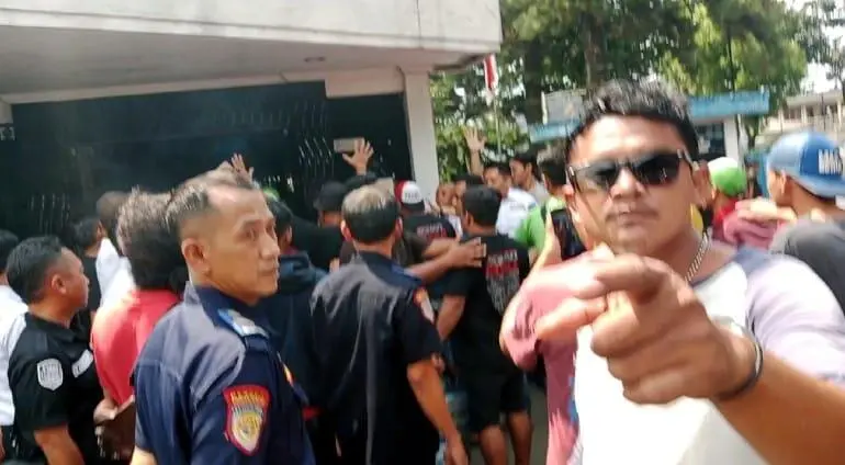 Oknum Supir Angkot Intimidasi Wartawan, Paksa Hapus Video Saat Ricuh Saat Demo