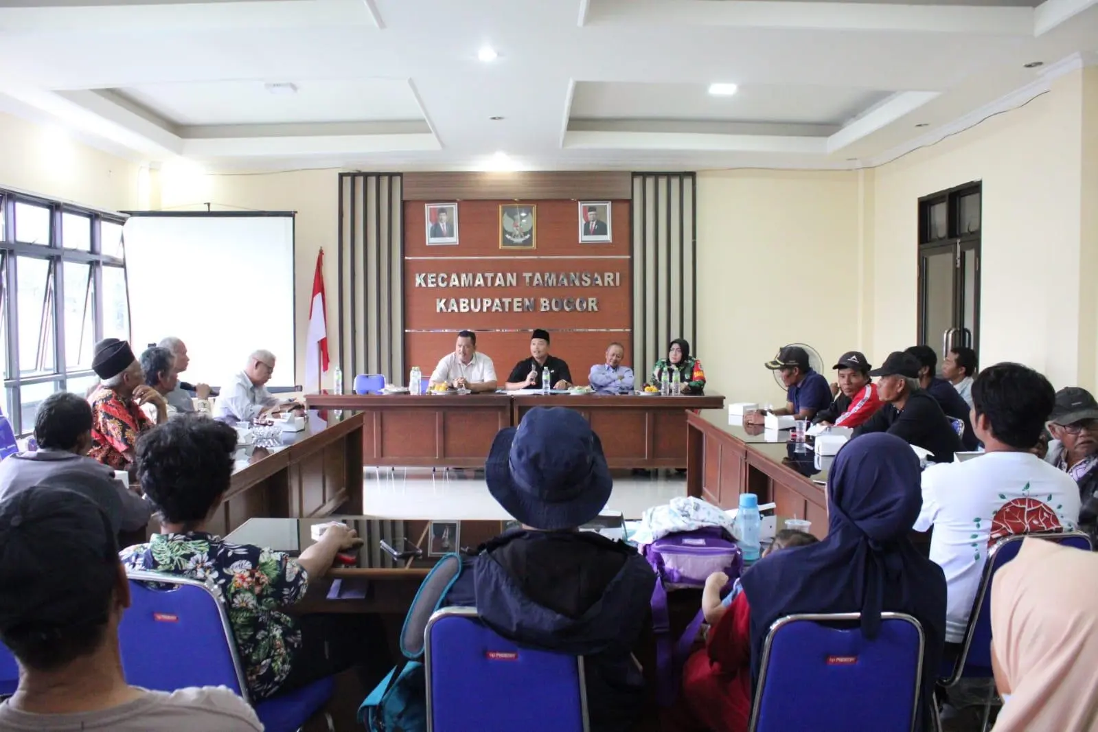 Kantor Kecamatan Tamansari di Geruduk Warga, Ada Apa ?