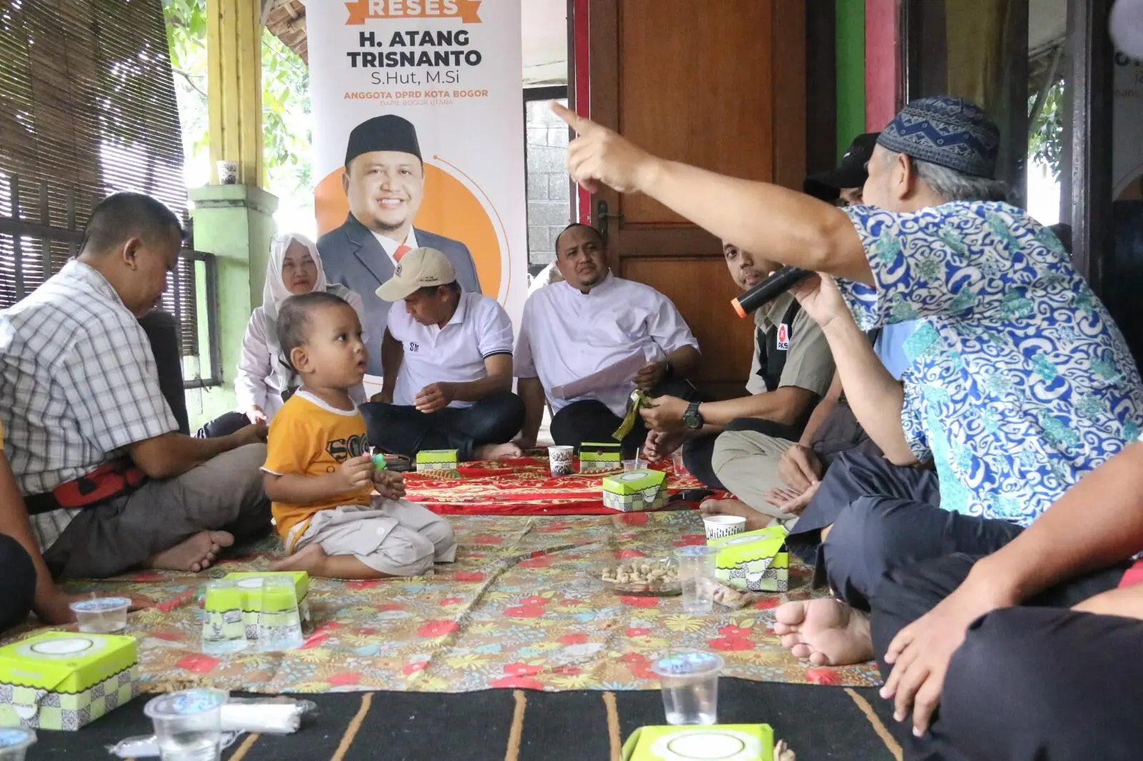 Atang Sabar Menyimak Curhatan Warga