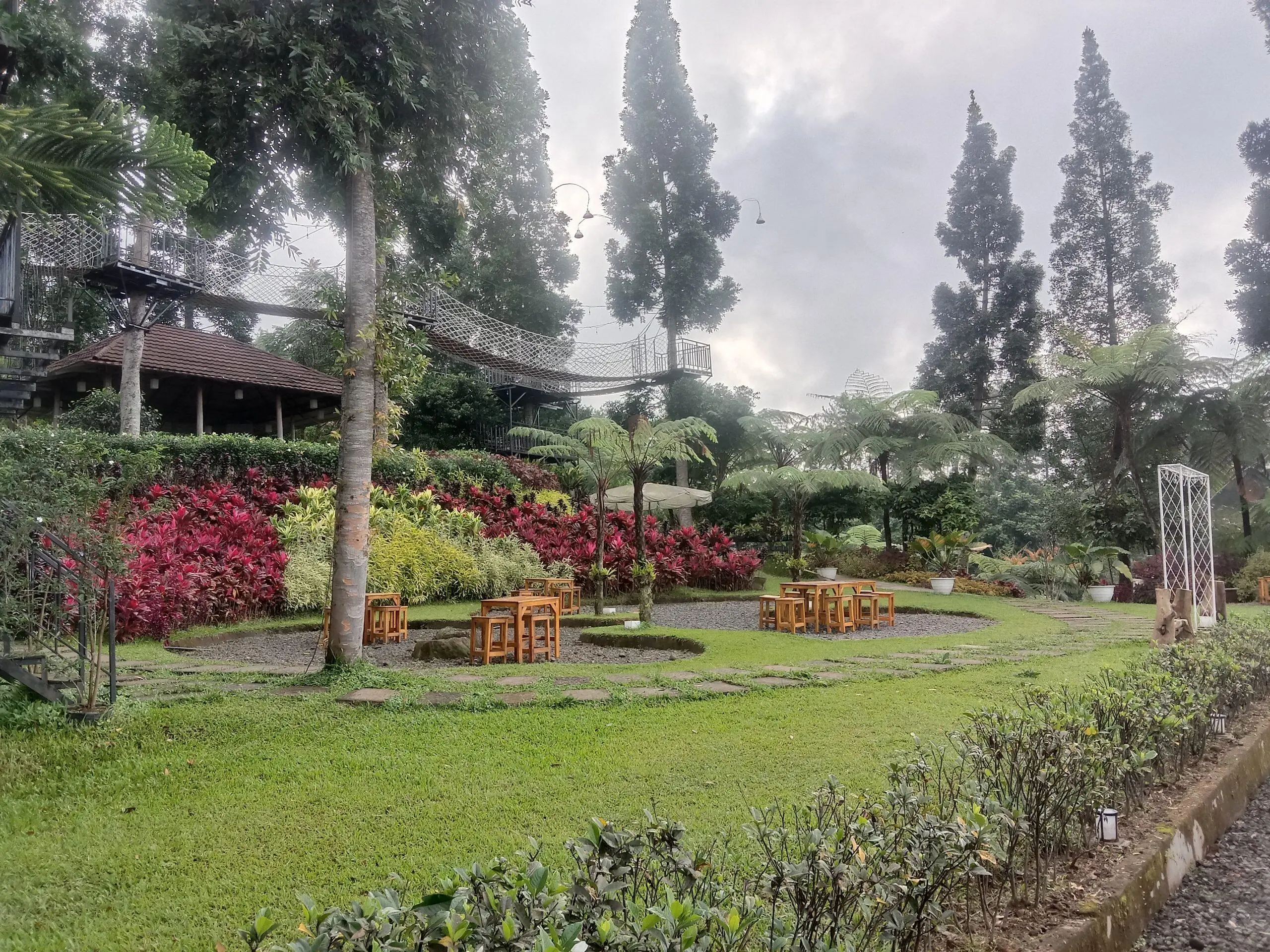 Sentuhan Udara Gunung Salak, Flora Puncak Senja Cafe & Rileks Memang Cocok Untuk Menenangkan Diri