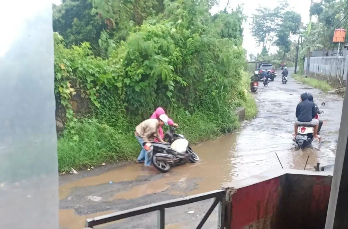Pemandangan Jalan Raya Ciapus – Tenjolaya Rusak dan Berlubang Bak Kolam Lele