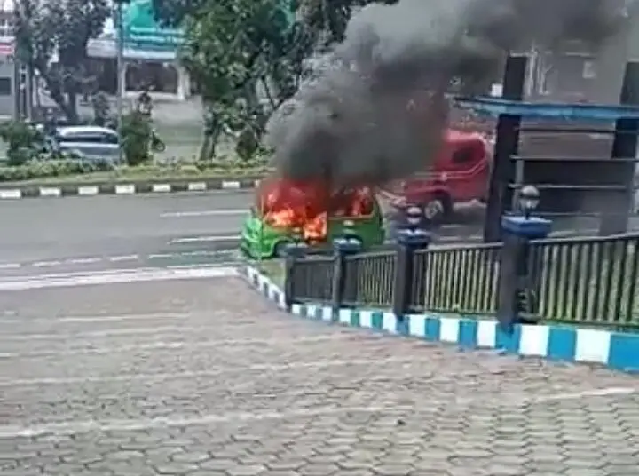 Diduga Korsleting Listrik, Satu Unit Angkot Hangus di Lahap si Jago Merah