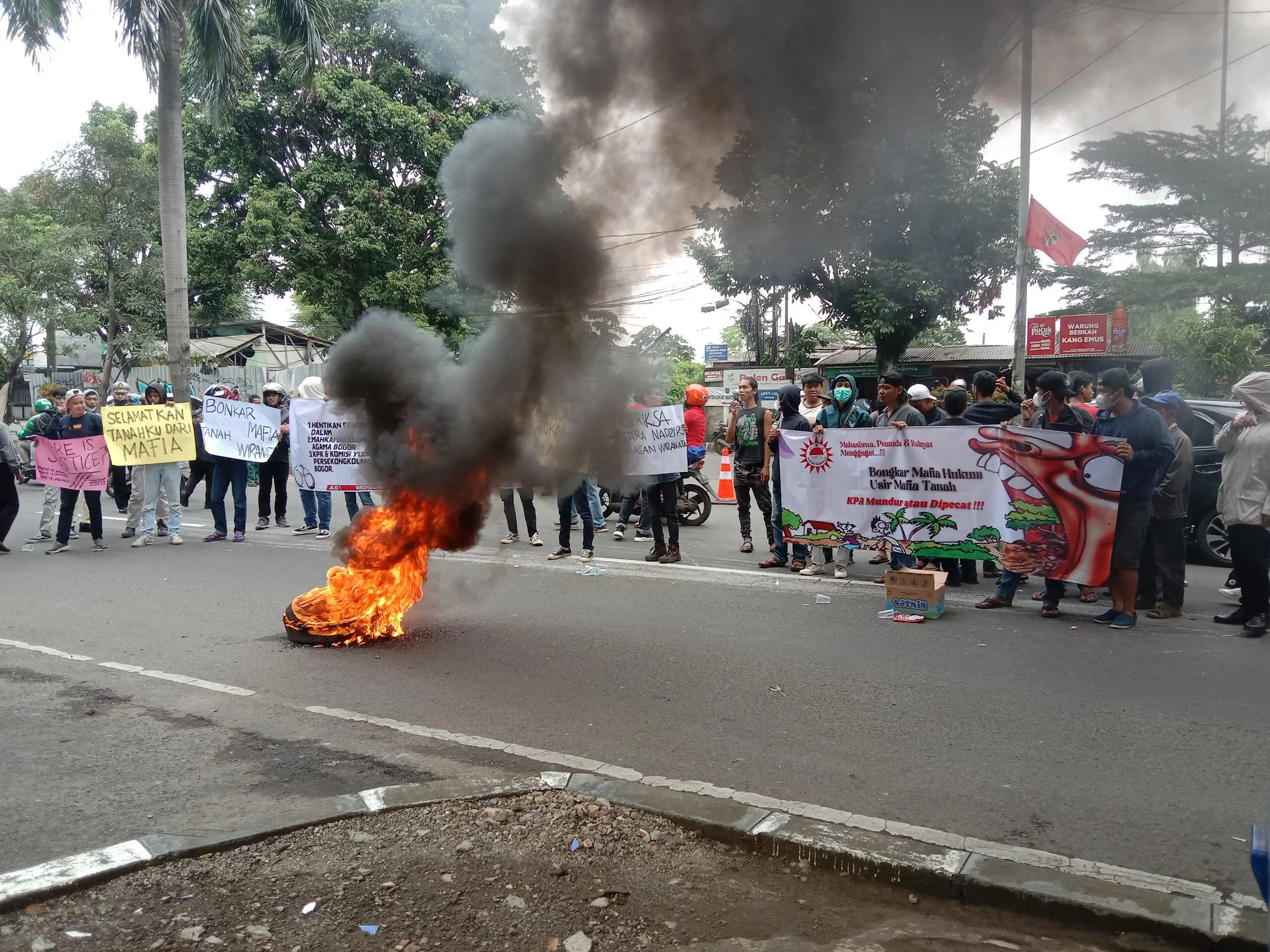 Diduga Adanya Mafia Tanah, Puluhan Mahasiswa Geruduk Gedung Pengadilan Agama Kota Bogor