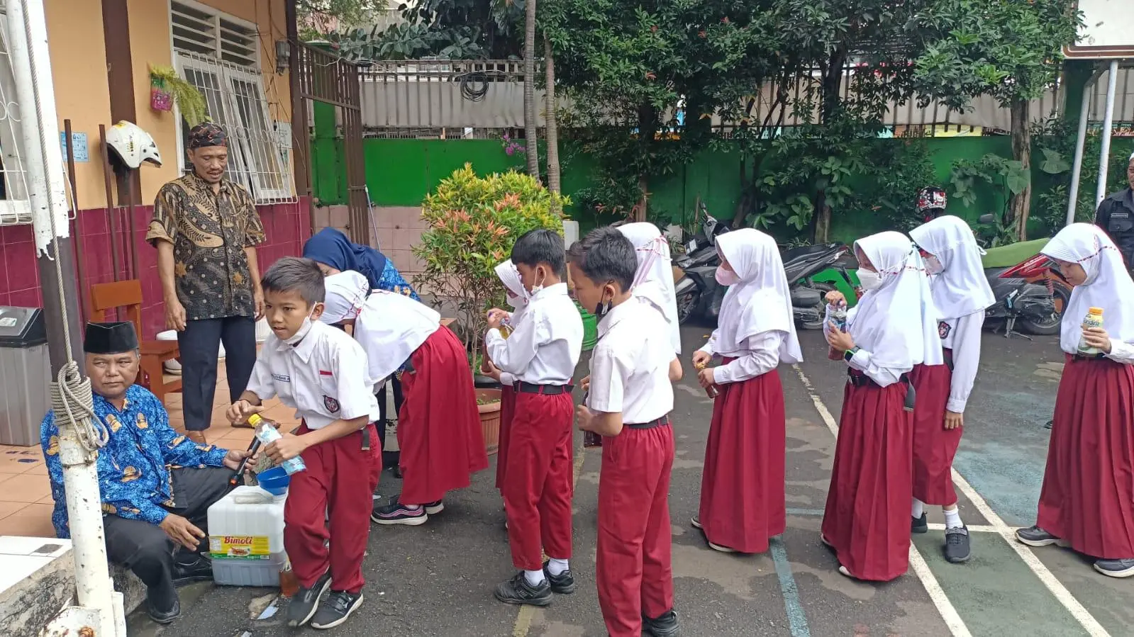 SDN Pengadilan 5 Bersama Bank Sampah Barokah Ajak Murid peduli Lingkungan