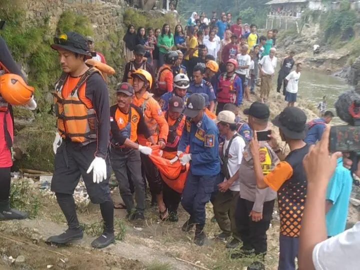 BPBD Kota Bogor dan Tim SAR Gabungan Berhasil Temukan MD Yang Tersangkut Sampah di Dasar Sungai