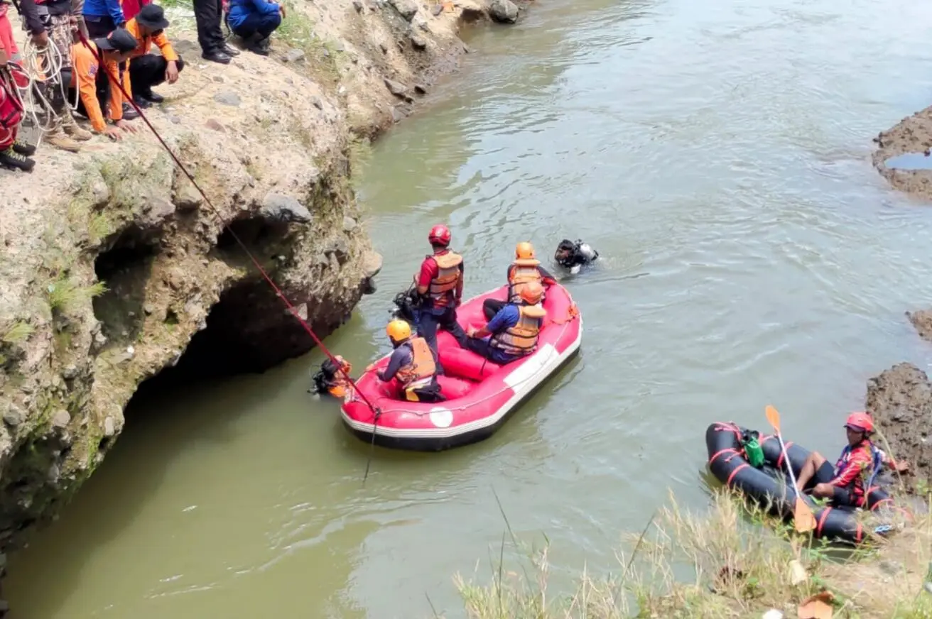 BPBD Kota Bogor Bersama Tim SAR Gabungan Masih Lakukan Pencarian Korban Hanyut Disungai Ciliwung Sukamulya