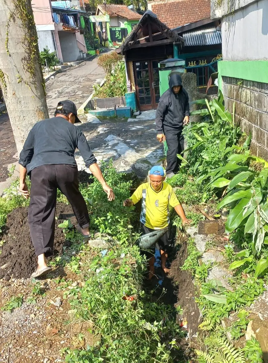 Warga Pasanggrahan Citeko Kerja Bakti Perbaiki Drainase