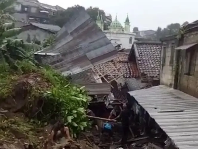 Tanah Longsor di Kepatihan 1 Orang MD