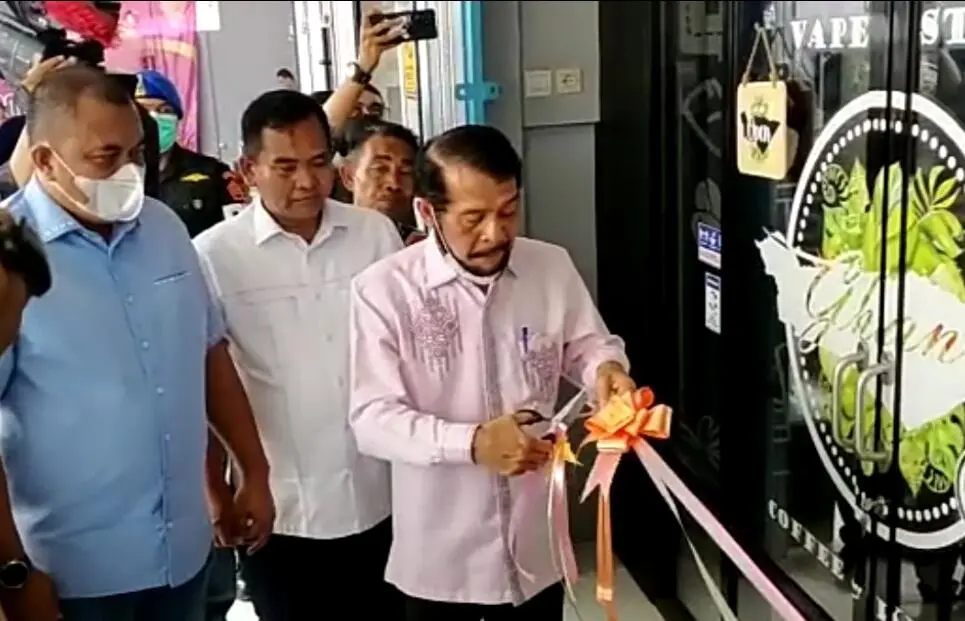 Ketua MK Resmikan Ghani Coffee & Resto di Desa Sukamaju