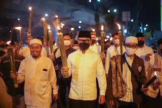 Bima Arya Tarawih Pertama Bersama Warga di Masjid At-Taqwa hingga Ikut Pawai Obor