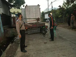 Unit Gakkum  Polres Bogor Evakuasi Seorang Pengendara Sepeda Motor Meninggal