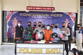 Satreskrim Polres Batu Amankan Pelaku Pembawa Senpi Rakitan
