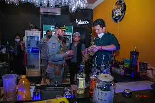 Bima Arya bersama Satpol PP Inspeksi Izin Minol dan Penerapan Prokes di Kafe