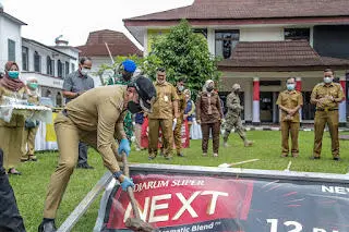 Bima Arya Pimpin Pemusnahan Iklan Rokok