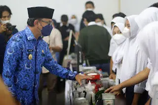 Pelajar SMPN 6 Olah Daun Ketapang Jadi Tinta Spidol Juara Kribo 2021