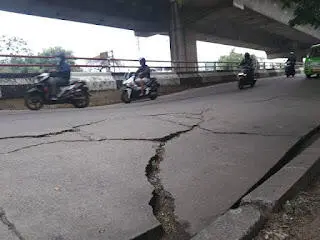 Kendaraan Roda Empat dan Lebih Dilarang Melintasi Jalan Sholih Iskandar