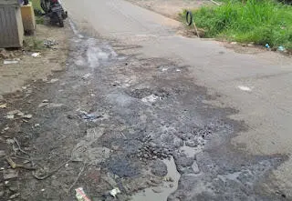 Kondisi Jalan Kabupaten Perbatasan Desa Ciapus dan Sukaharja Rusak Parah