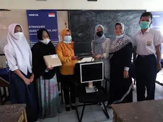 SMP Cilebut Dapat Bantuan Laptop dari Nokia