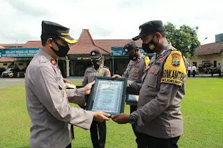 Kapolresta Mojokerto Beri Reward Bhabinkamtibmas Prestasi