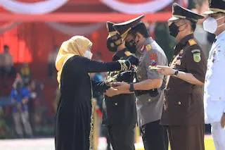 Kapolda Jatim Diberi Penghargaan Lencana Jer Basuki Mawa Beya